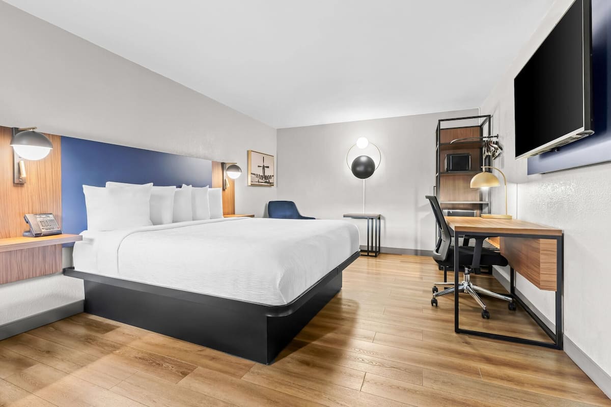 Premium bedding, desk, iron/ironing board, free cots/infant beds