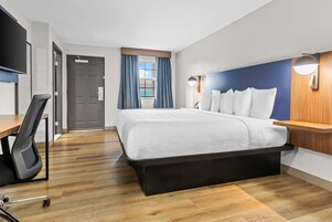 尊贵客房, 1 张特大床, 无烟房 | 高档床上用品、办公桌、熨斗/熨衣板、免费婴儿床