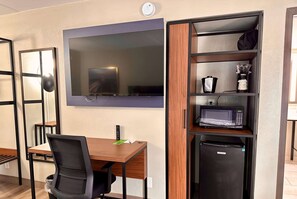 Room, 1 King Bed, Accessible, Non Smoking (Mobility/ Roll-in Shower)