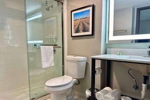 Premier Room, 1 King Bed, Non Smoking | Bathroom