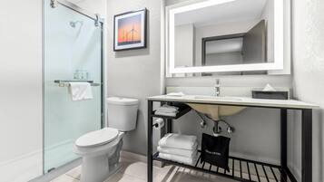Premier Room, 1 King Bed, Non Smoking | Bathroom | Combined shower/tub, eco-friendly toiletries, hair dryer, towels