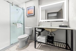 Habitación Premier, 1 cama King size, para no fumadores | Baño | Tina con regadera, amenidades de baño ecológicas, secadora de cabello 