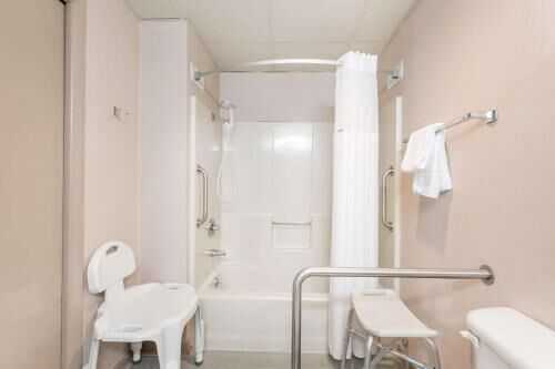 Badeværelse | Kombination af bruser/badekar, miljøvenlige toiletartikler, hårtørrer