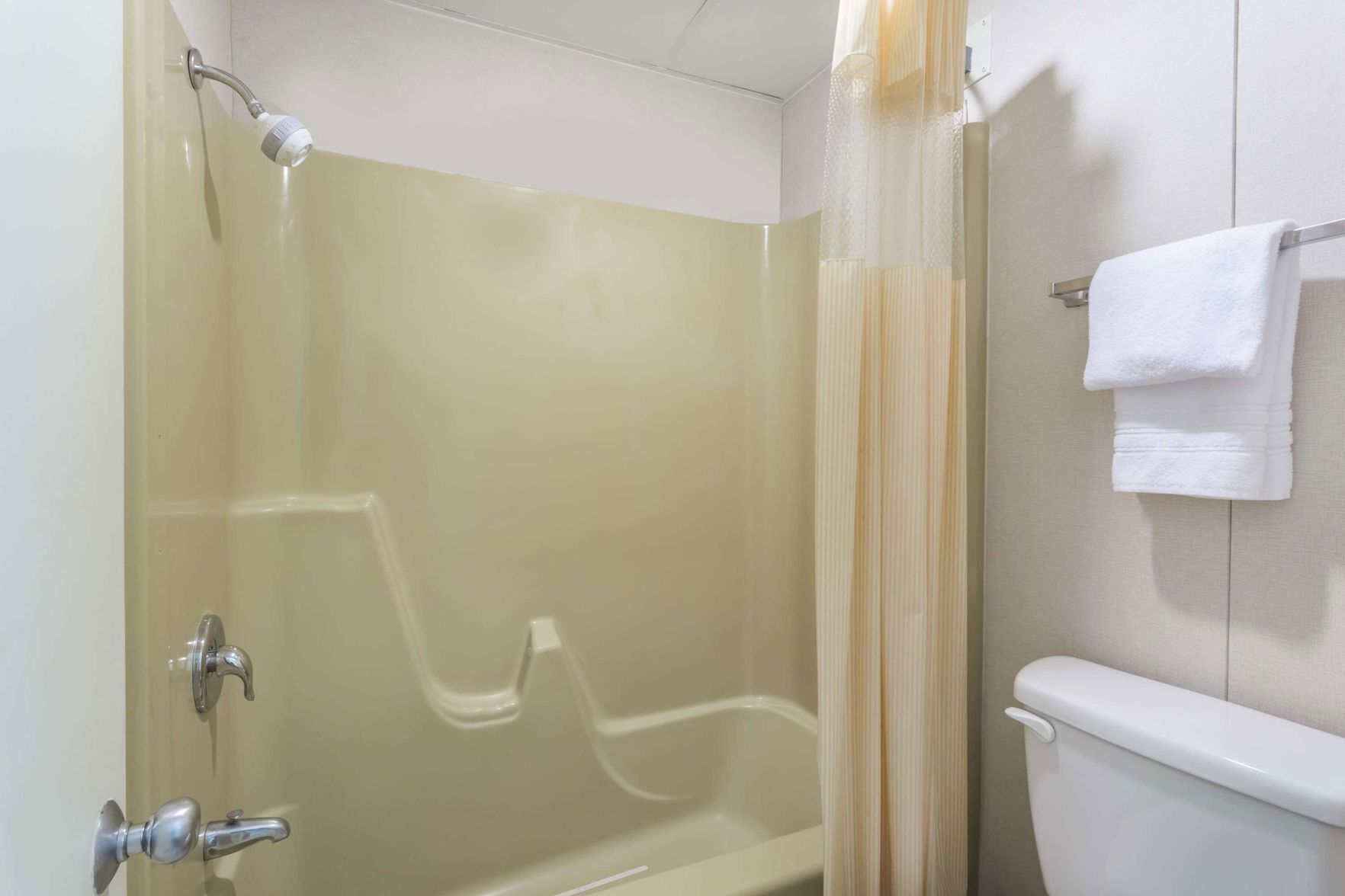 Badeværelse | Kombination af bruser/badekar, miljøvenlige toiletartikler, hårtørrer