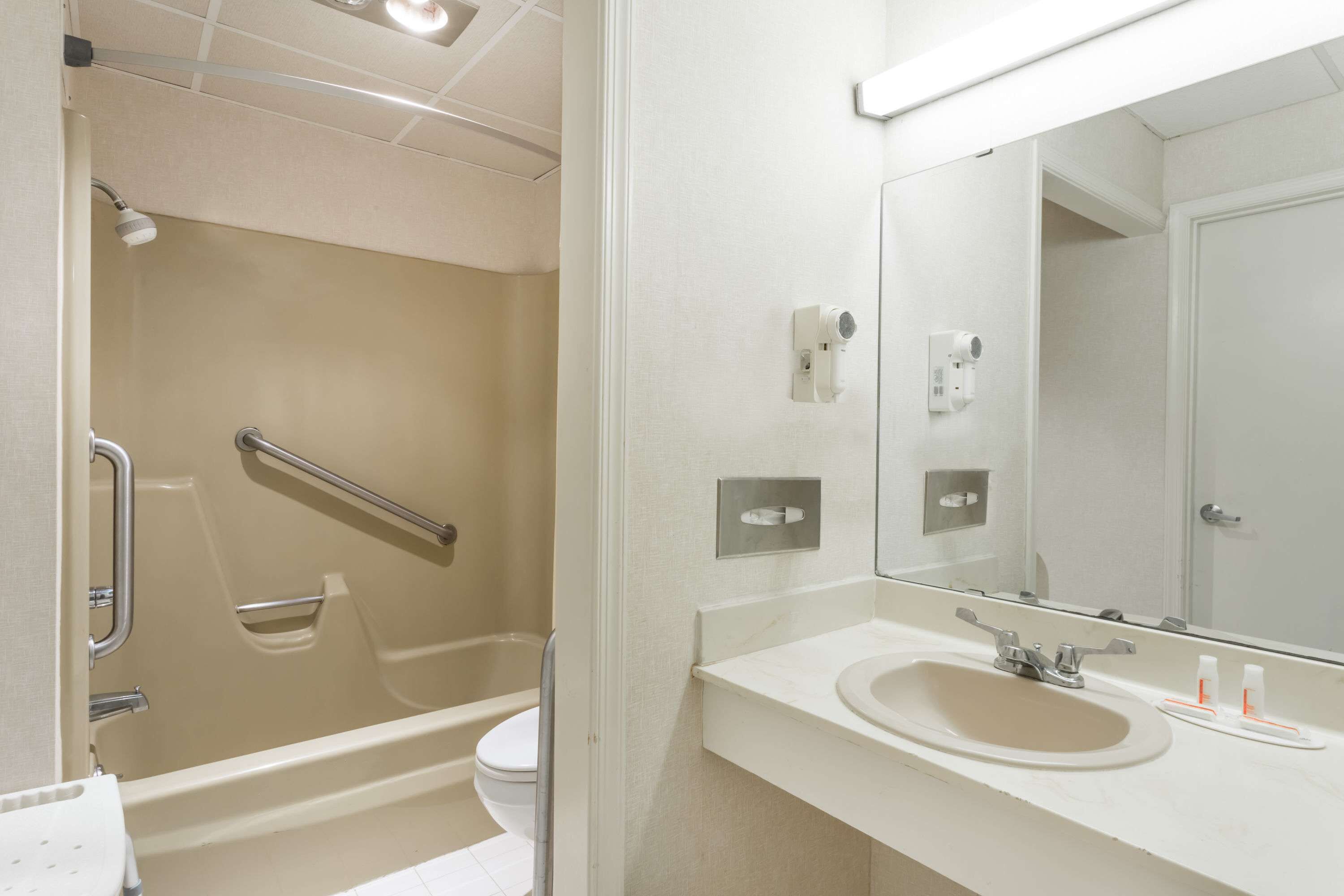 Tina con regadera, amenidades de baño ecológicas, secadora de cabello 