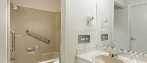 Un baño con bañera, inodoro y lavamanos.