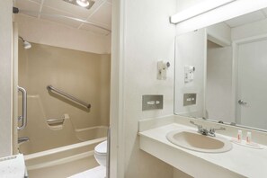 Combined shower/bathtub, eco-friendly toiletries, hair dryer, towels - Days Inn by Wyndham Bedford (Bedford)