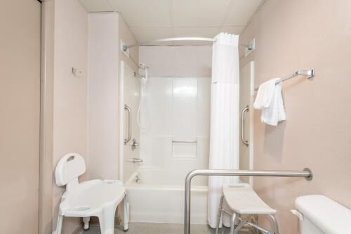 Badeværelse | Kombination af bruser/badekar, miljøvenlige toiletartikler, hårtørrer