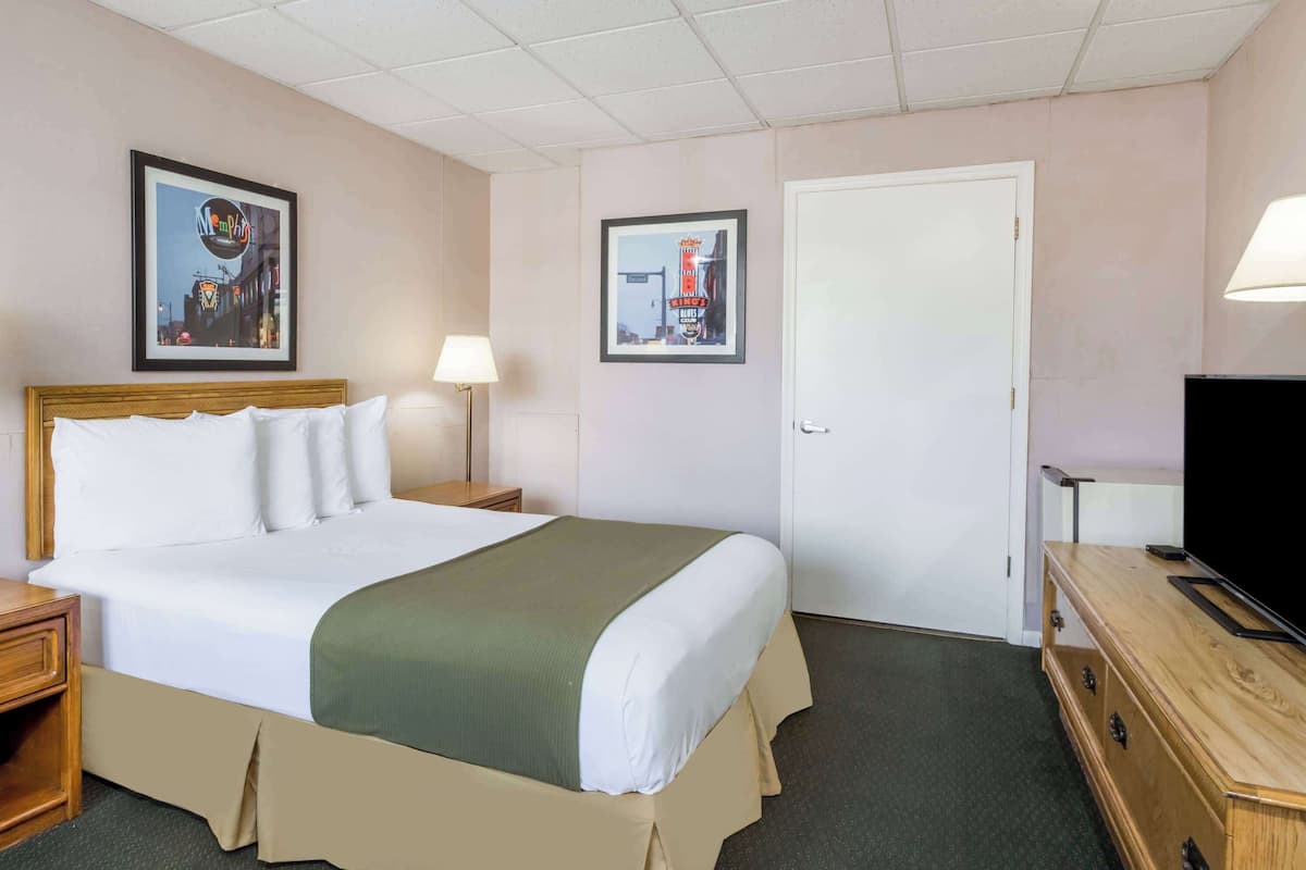 Chambre, 1 grand lit, accessible aux personnes à mobilité réduite | Espace de travail pour ordinateur portable, rideaux occultants