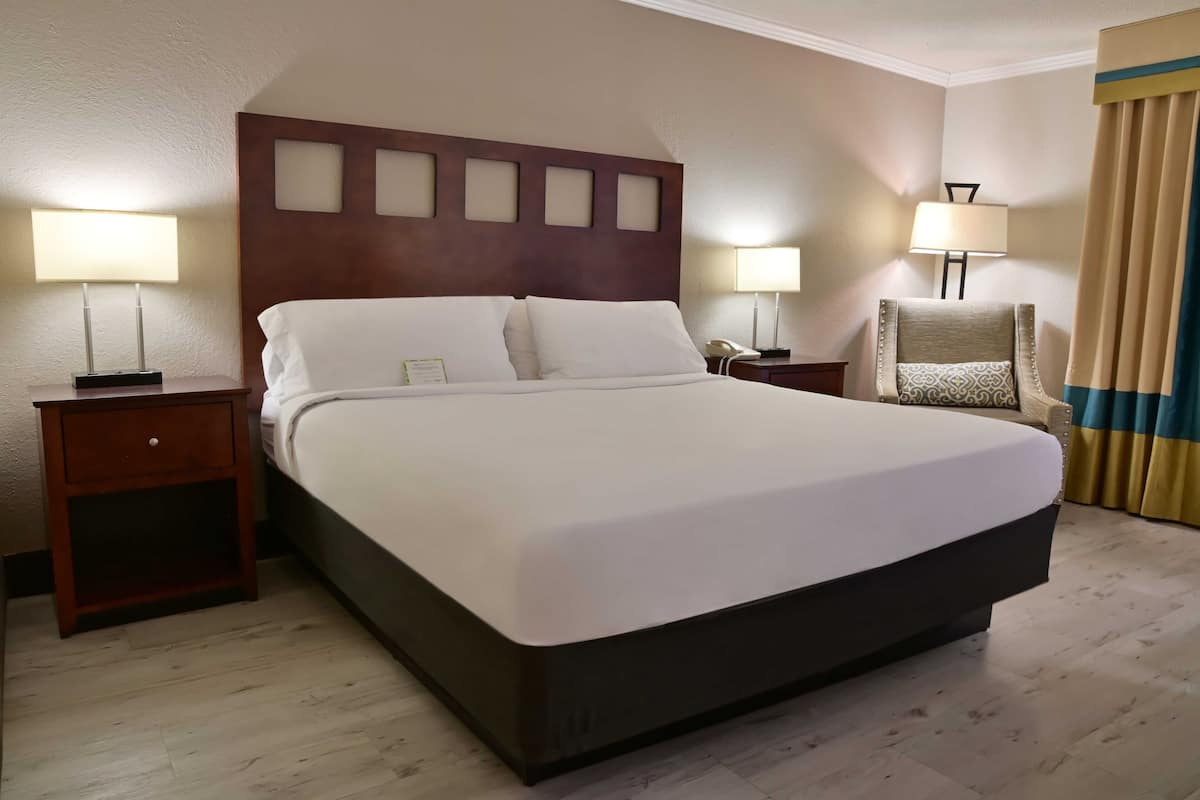 Classic-Zimmer, 1 King-Bett | Allergikerbettwaren, Zimmersafe, Schreibtisch