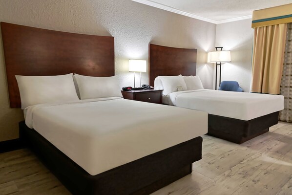 Hypo-allergenic bedding, in-room safe, desk, laptop workspace - Wyndham Garden Summerville (Summerville)