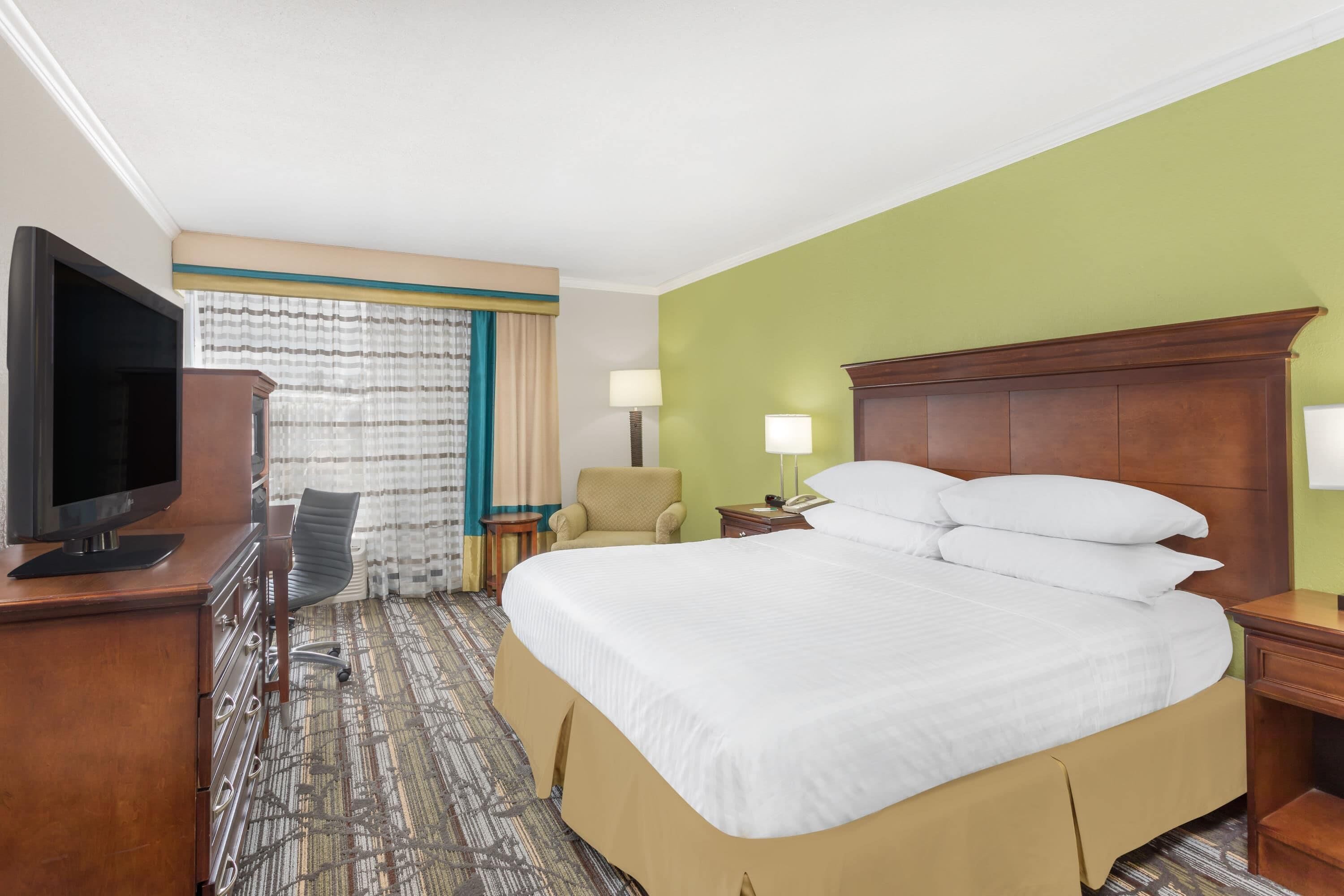 Classic Room, 1 King Bed | Hypo-allergenic bedding, in-room safe, desk, laptop workspace