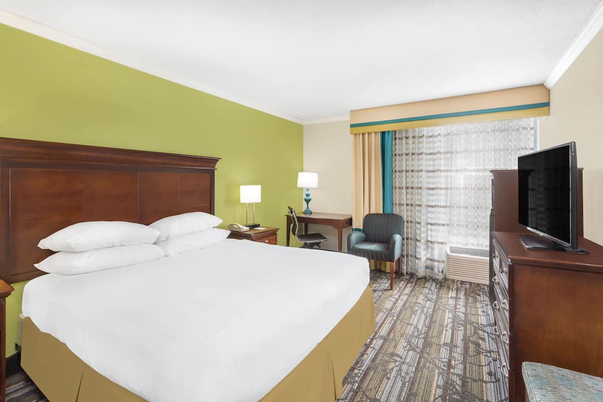 Ropa de cama hipoalergénica y caja de seguridad en la habitación