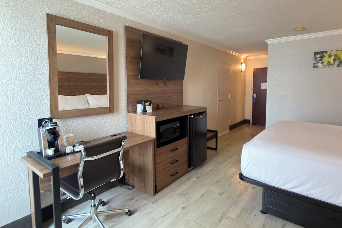 Hypo-allergenic bedding, in-room safe, desk, laptop workspace