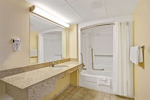 Combined shower/tub, free toiletries, hair dryer, towels