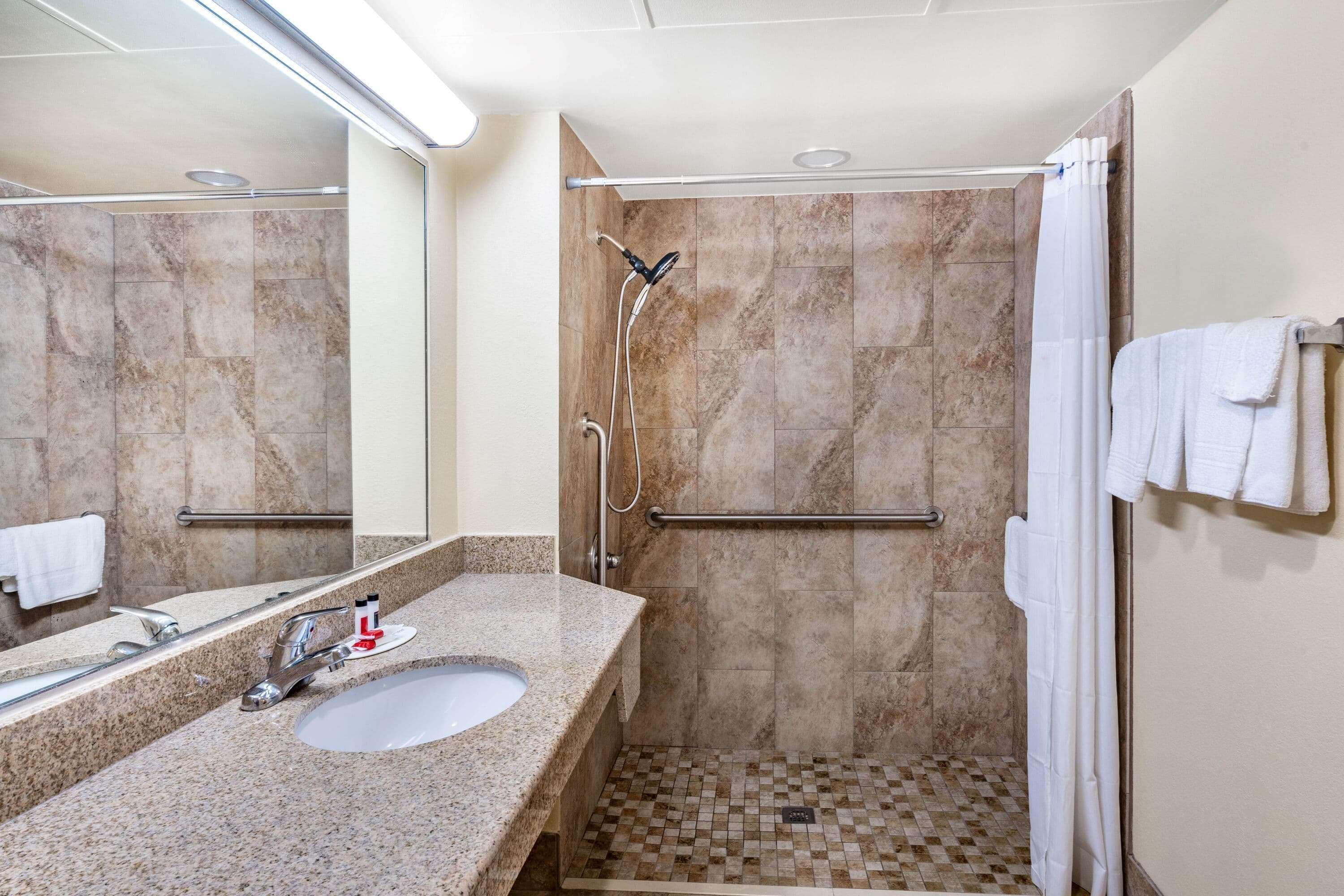 Combined shower/bathtub, free toiletries, hair dryer, towels