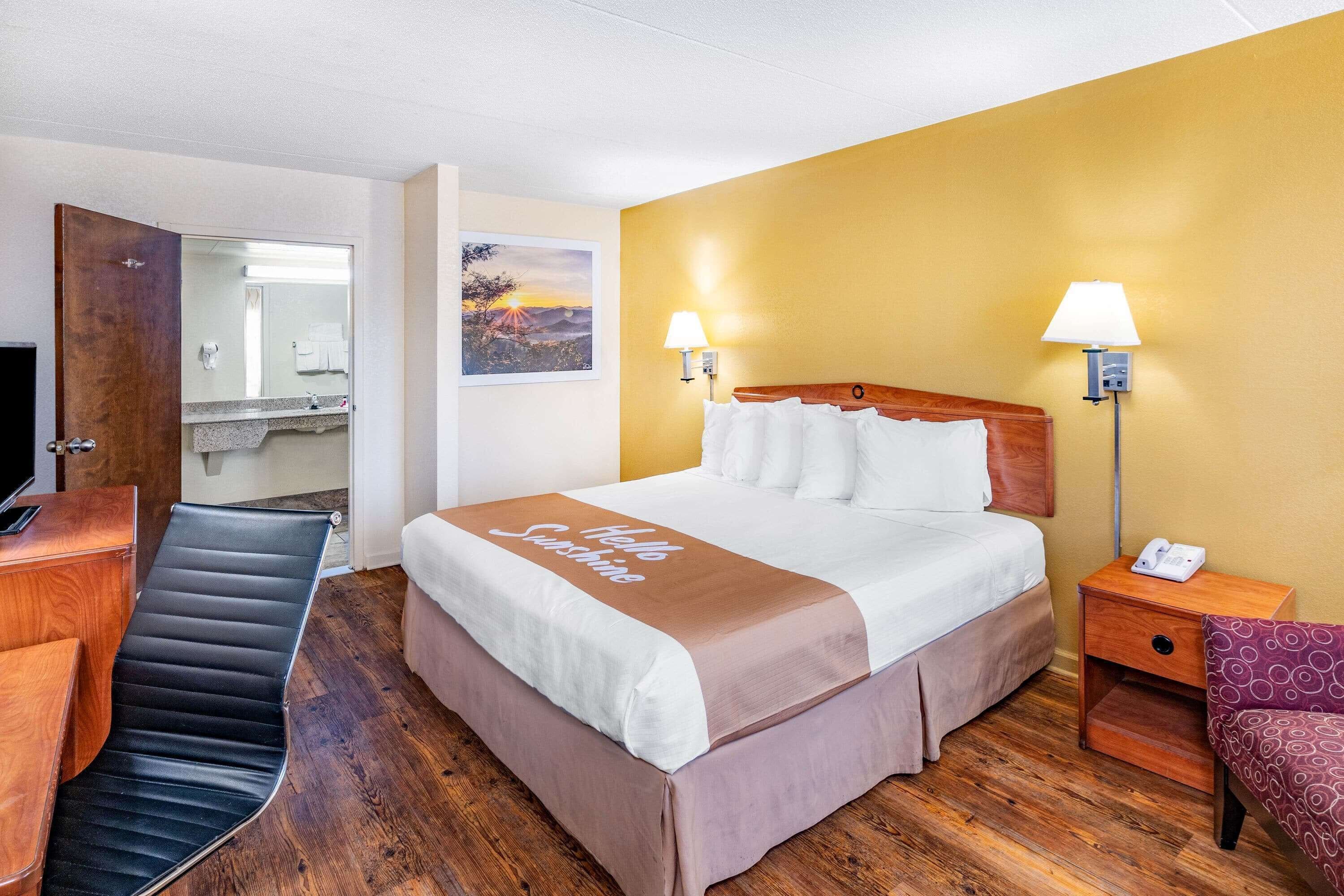 Skrivebord, strykejern/-brett og barnesenger (inkludert)