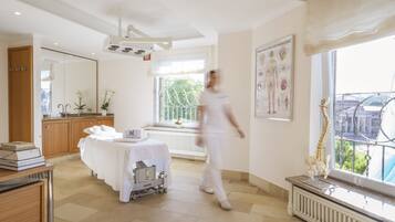 Sauna, hot springs/mineral springs, body treatments, aromatherapy