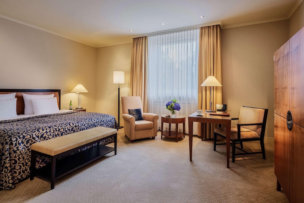 Premium bedding, minibar, in-room safe, desk