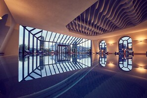 Una piscina cubierta