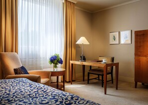 Habitación Deluxe | Ropa de cama de alta calidad, minibar, caja fuerte y escritorio