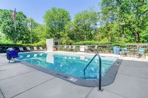 Una piscina al aire libre de temporada (de 10:00 a 20:00), sombrillas