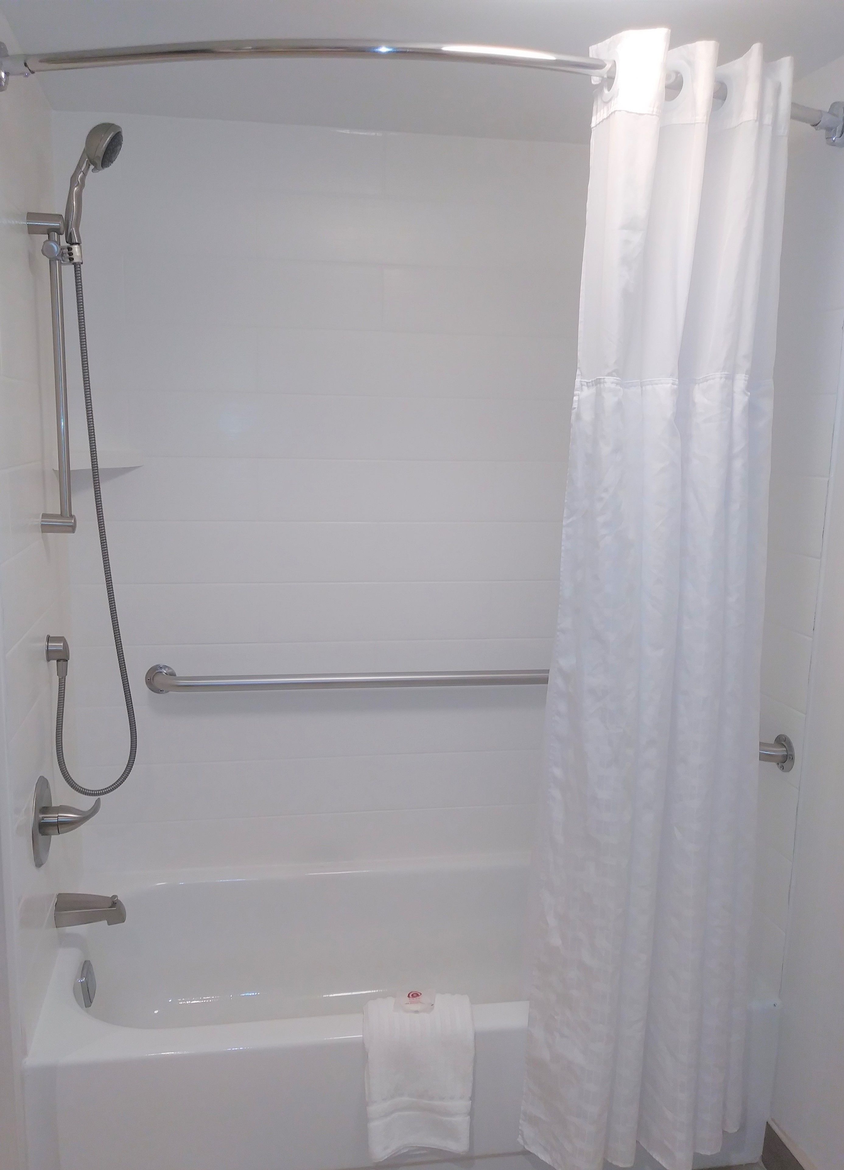 Standard Room, 1 Queen Bed, Accessible, Non Smoking | Bathroom