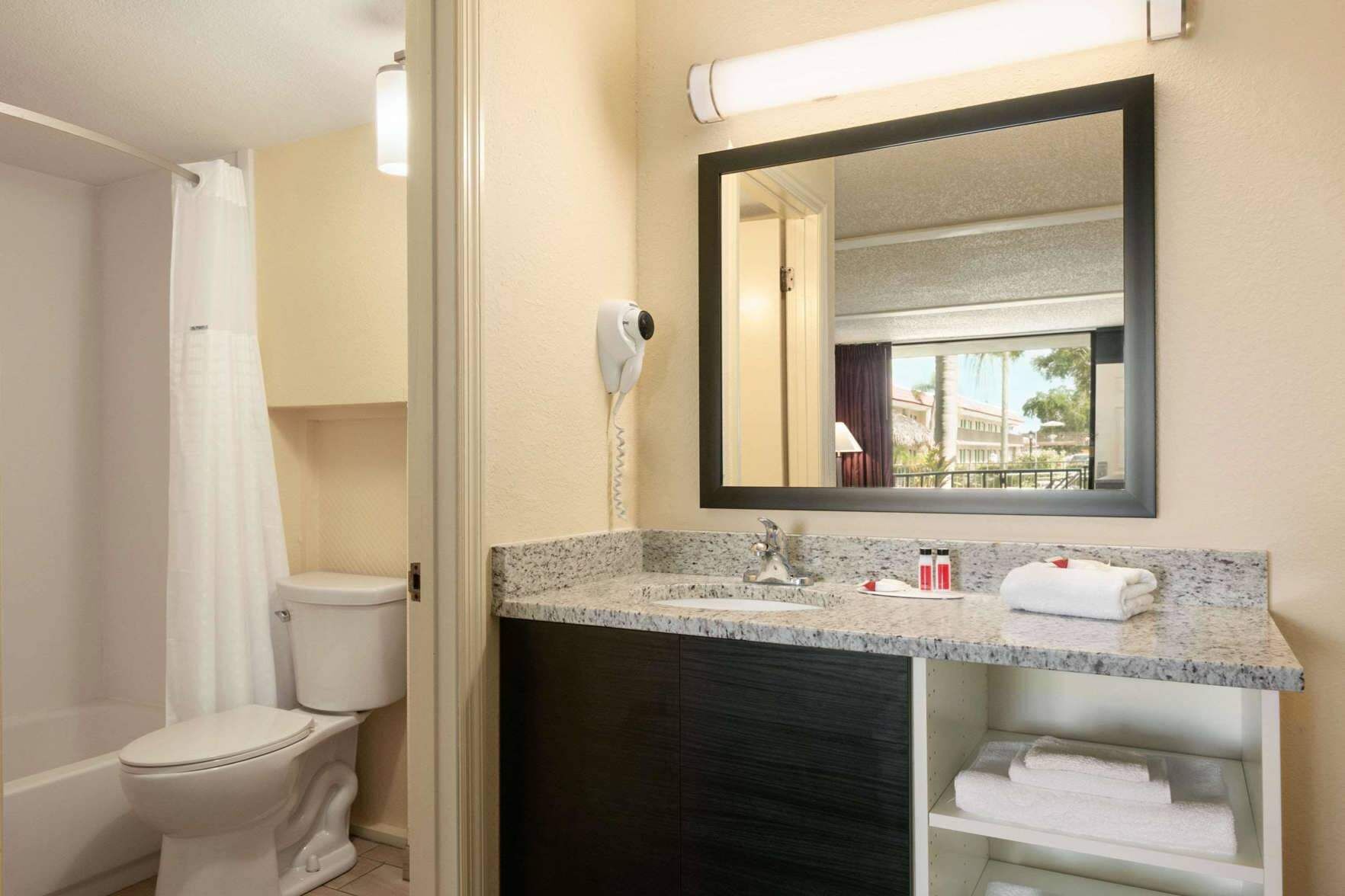 Bathroom | Combined shower/tub, free toiletries, hair dryer, towels