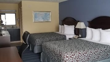 Een hotelkamer met twee bedden, een bureau en een stoel.