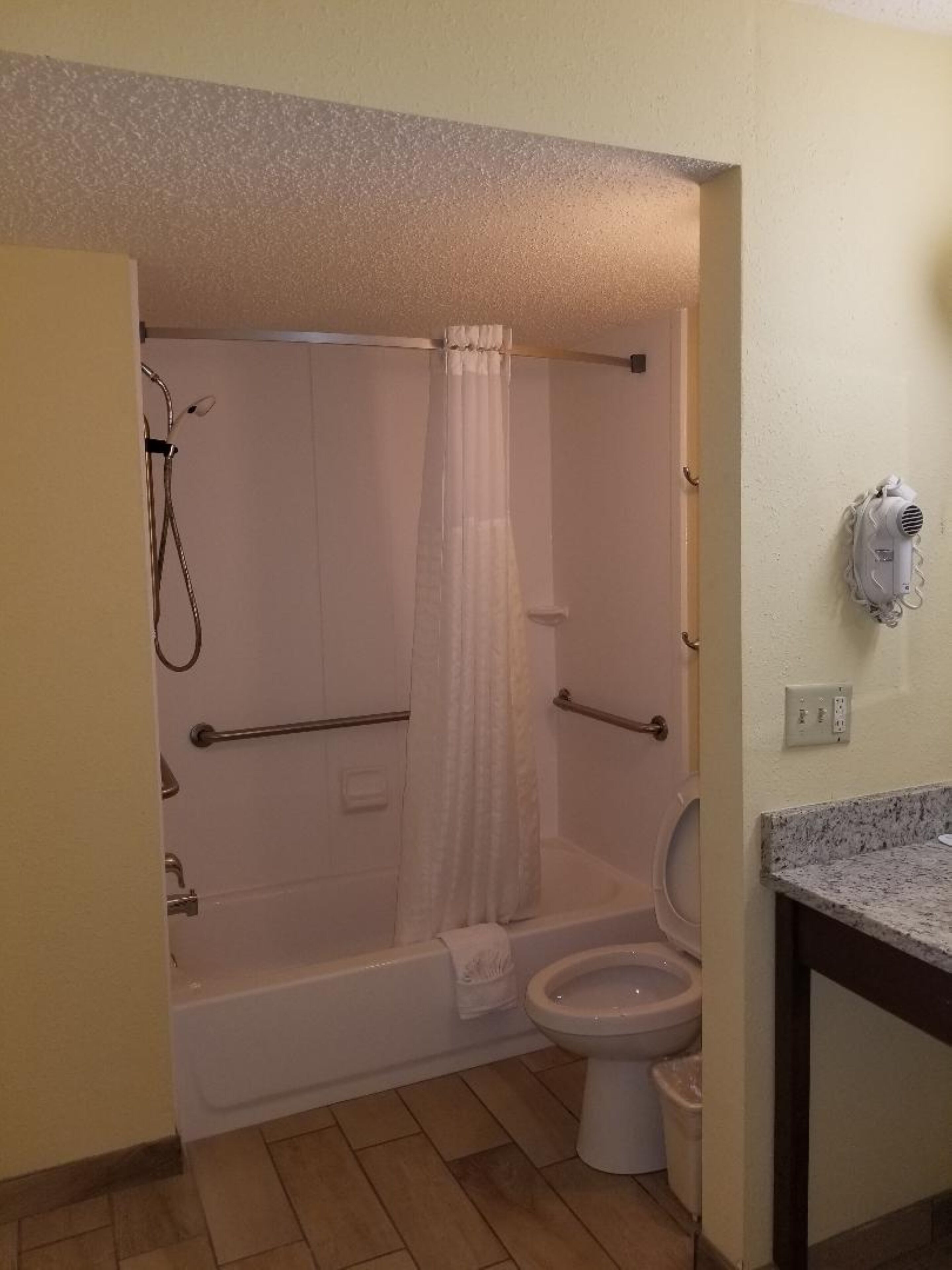 Een bad/douchecombinatie, gratis toiletartikelen, een haardroger