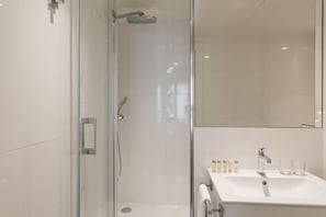 Chambre classique, 1 grand lit | Salle de bain | Séchoir à cheveux, serviettes fournies