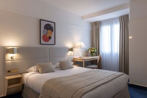 Superior tweepersoonskamer, 1 queensize bed, bad | Luxe beddengoed, een minibar, een kluis op de kamer