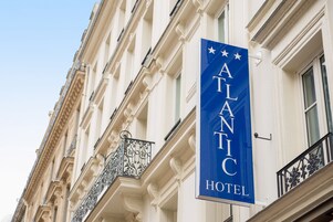 Une enseigne d’hôtel portant le nom « ATLANTIC HOTEL » et ornée d’étoiles décoratives.
