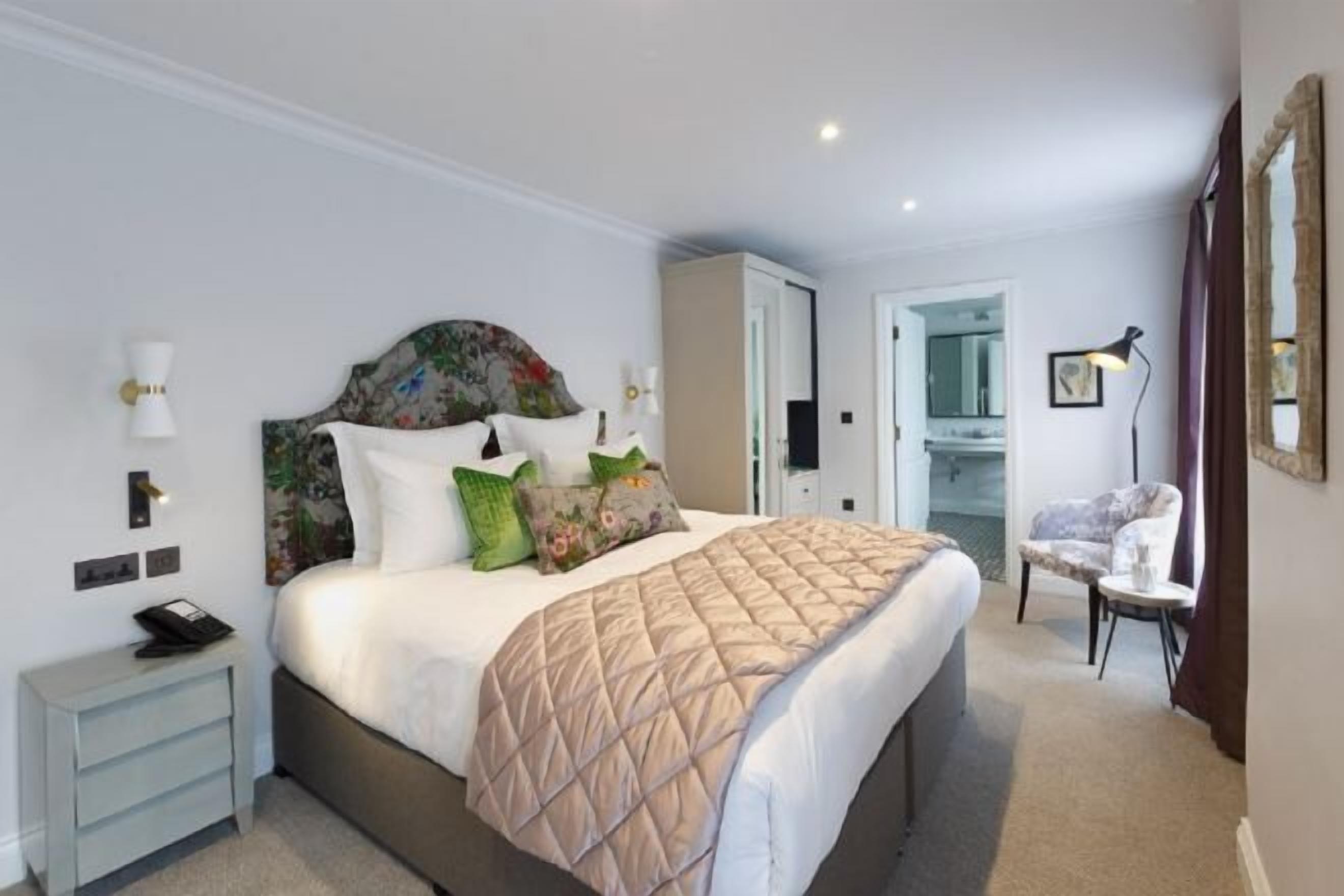 In-room safe, desk, laptop workspace, iron/ironing board