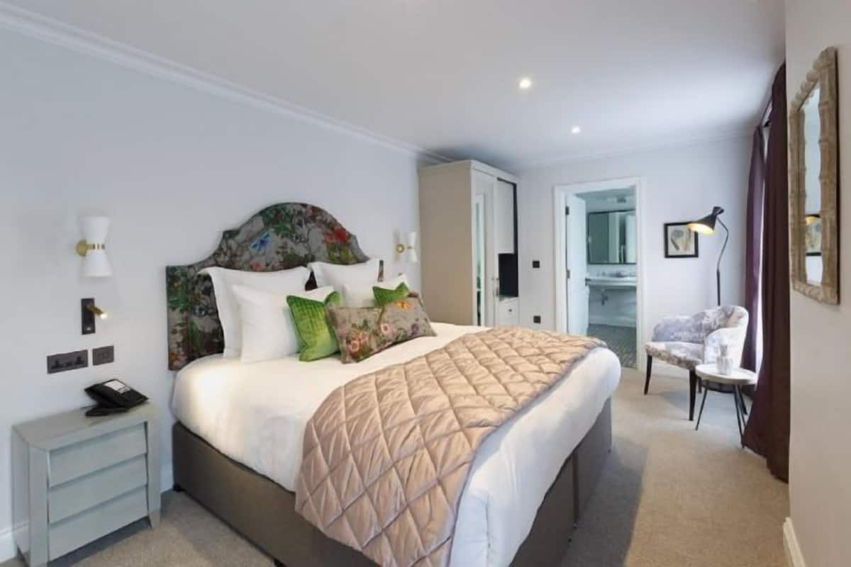 In-room safe, desk, laptop workspace, iron/ironing board