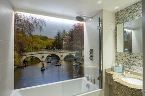 Superior Double Room, Bathtub | Bathroom | Free toiletries, hair dryer, towels