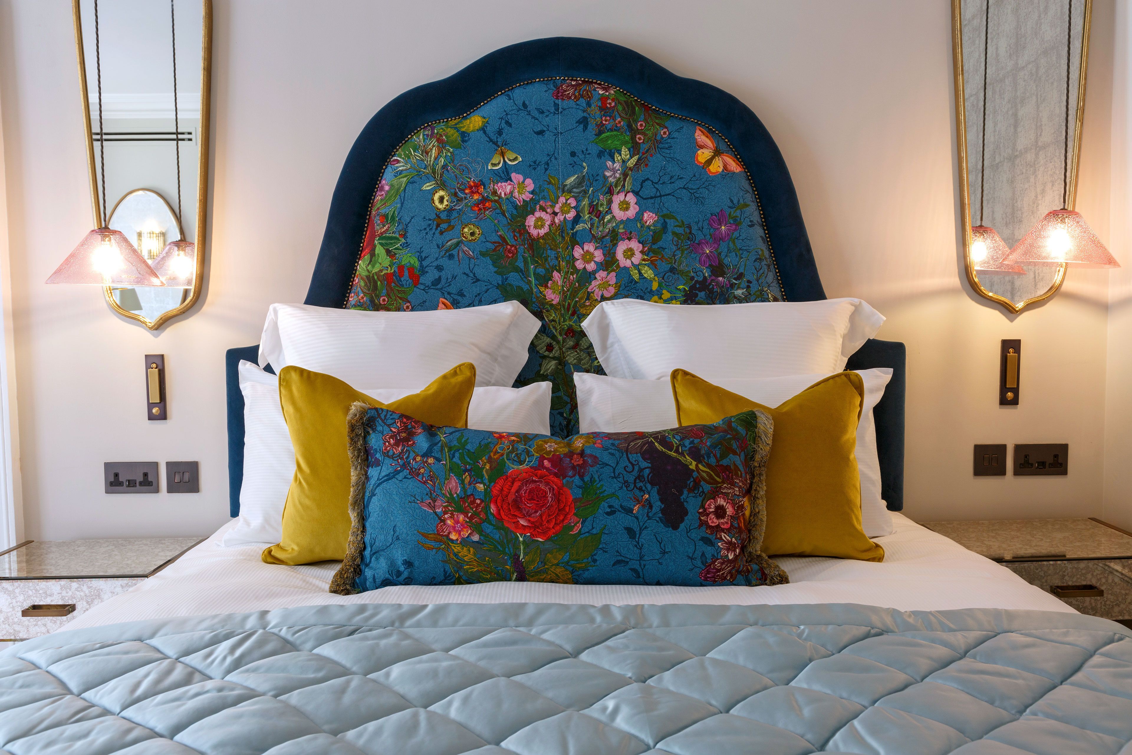 Feature Room Premier | Safe på rommet, skrivebord og skrivebord for bærbar PC