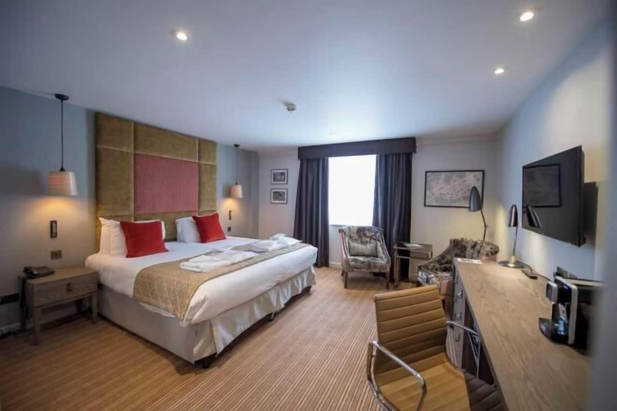 In-room safe, desk, laptop workspace, iron/ironing board