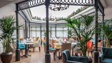 Lunch, dinner served; Italian cuisine, garden views