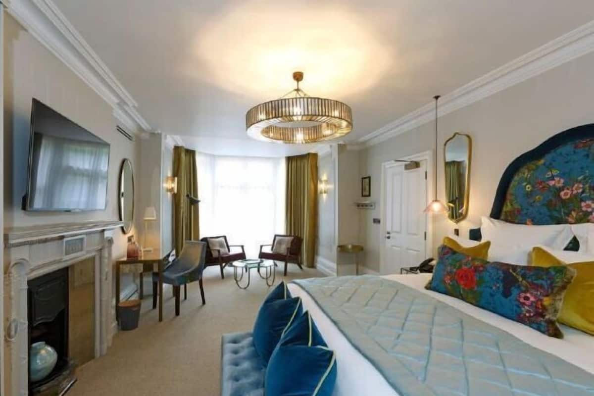 In-room safe, desk, laptop workspace, iron/ironing board