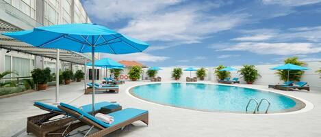 Piscine extérieure, parasols de plage, chaises longues