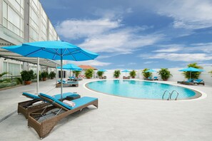 Piscine extérieure, parasols de plage, chaises longues