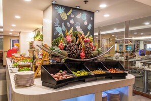 3 restaurants, servant le déjeuner et le dîner; cuisine internationale