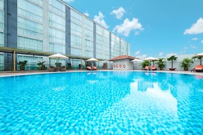 Outdoor pool, pool umbrellas, sun loungers