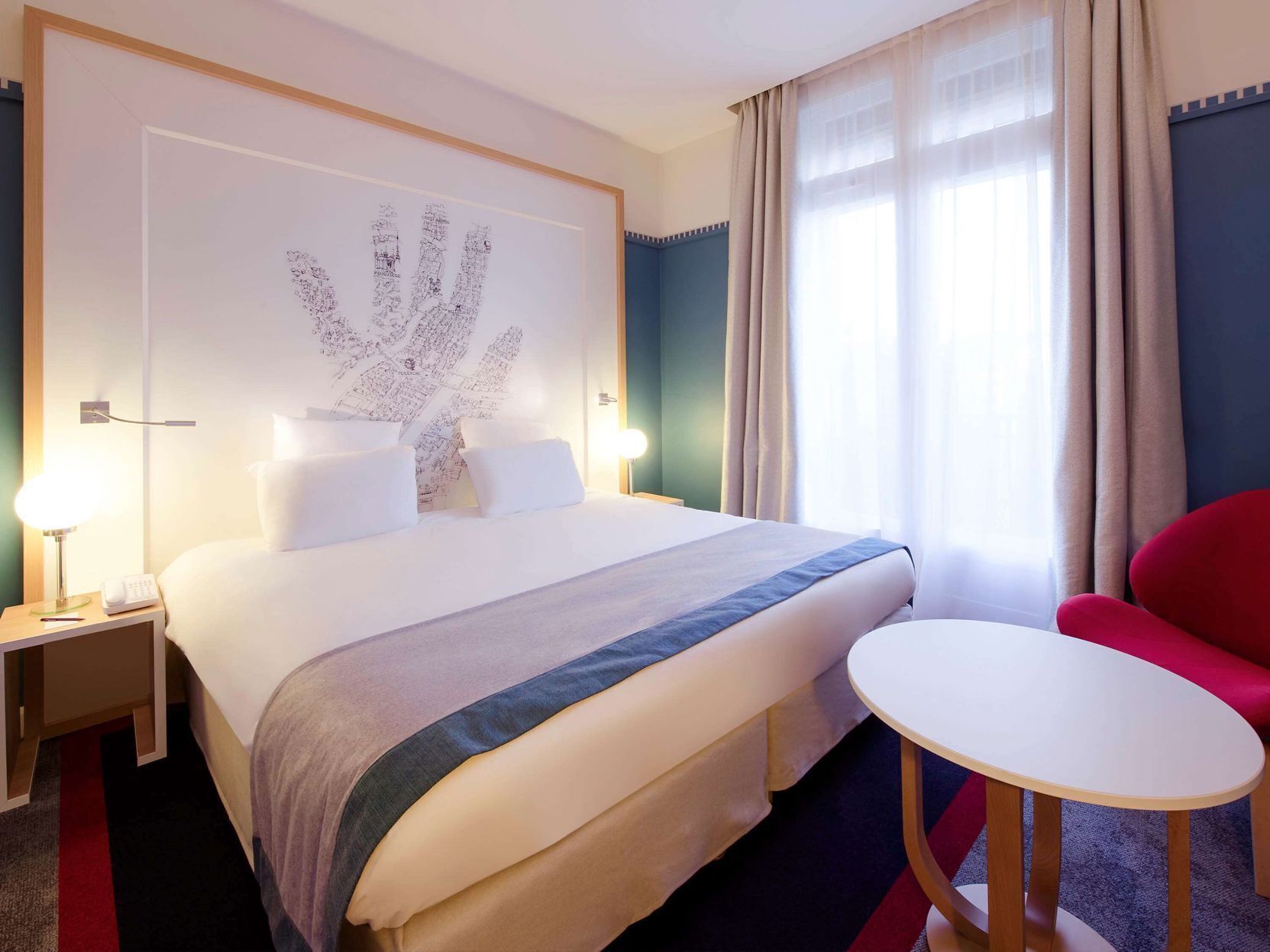 أغطية فراش متميزة وأسرّة بطبقة علوية مريحة وخزنة داخل الغرفة