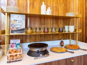 Se ofrece un desayuno bufé todos los días (por un coste adicional)