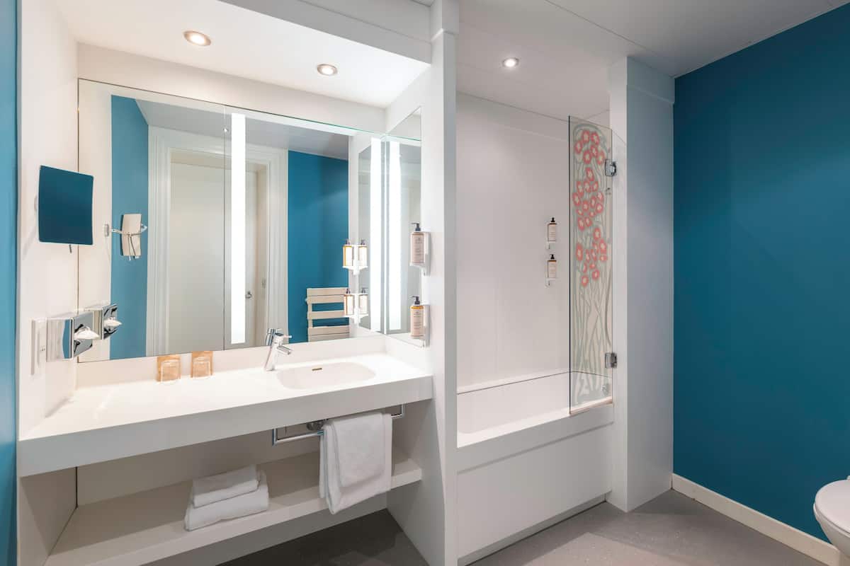 Suite, 1 Queen Bed | Bathroom