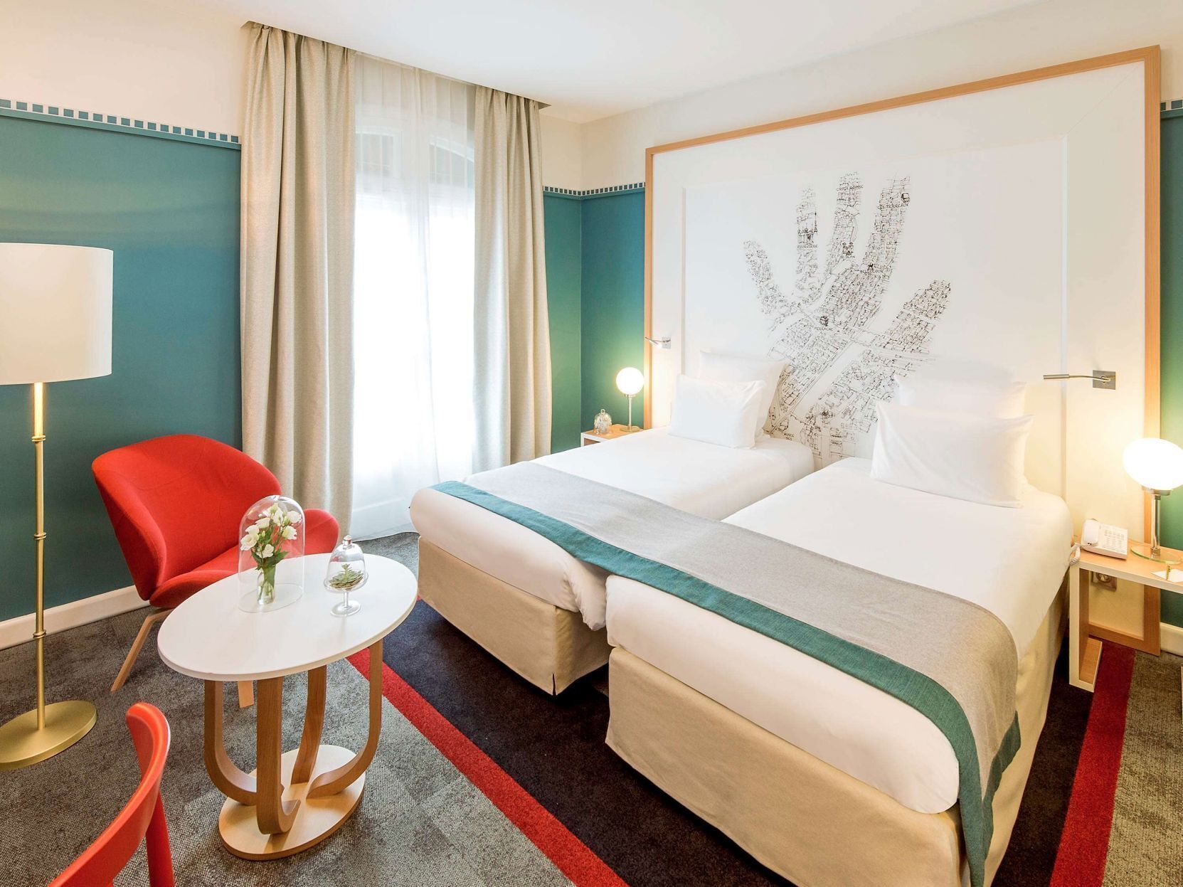 أغطية فراش متميزة وأسرّة بطبقة علوية مريحة وخزنة داخل الغرفة