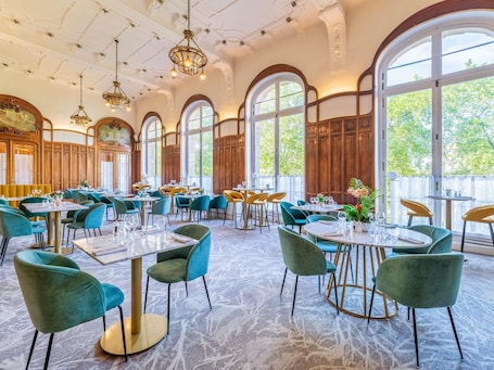 Se sirven cenas . Mercure Lyon Centre Château Perrache