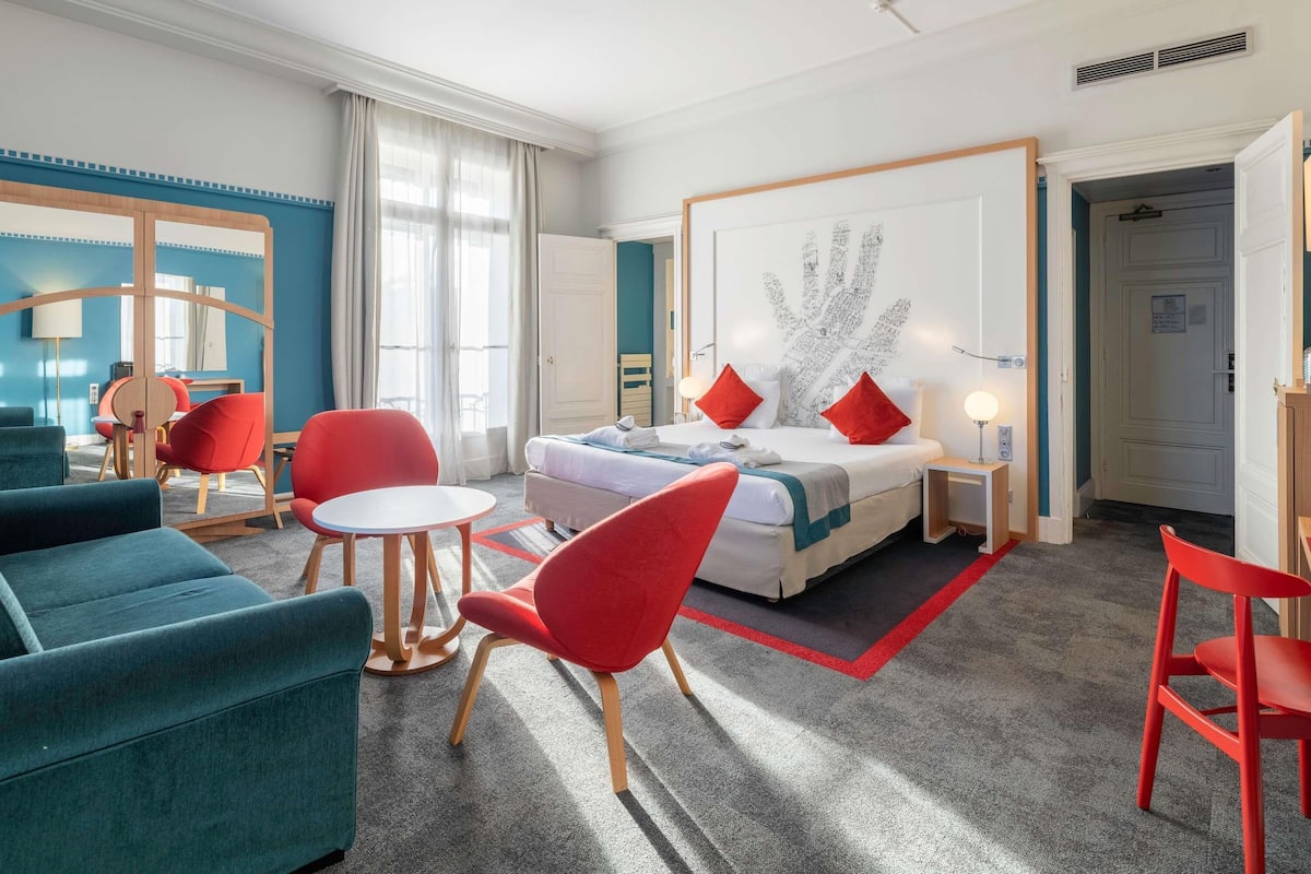 Privilege, Premium Room, 1 Queen Bed with Sofa bed | Premium bedding, pillowtop beds, in-room safe, blackout drapes
